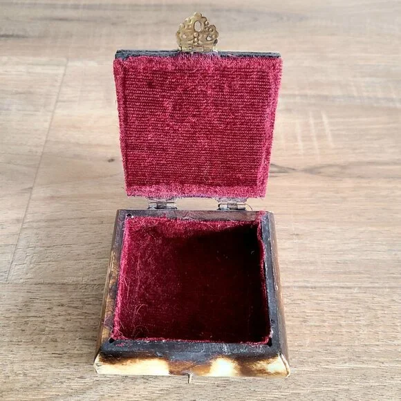 Vintage bone jewelry/trinket box with brass elephant. - Picture 10 of 11